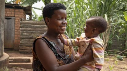 Joy Kamusiime, 38, spielt mit ihrem drei Monate alten Sohn Levison Kamugiso in ihrem Haus im Dorf Kikunda 1 im Distrikt Rwampara im Westen Ugandas.Projektpartner: ACORD - Agency for Cooperation in Research and Development