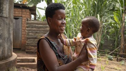 Joy Kamusiime, 38, spielt mit ihrem drei Monate alten Sohn Levison Kamugiso in ihrem Haus im Dorf Kikunda 1 im Distrikt Rwampara im Westen Ugandas.Projektpartner: ACORD - Agency for Cooperation in Research and Development