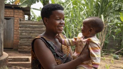 Joy Kamusiime, 38, spielt mit ihrem drei Monate alten Sohn Levison Kamugiso in ihrem Haus im Dorf Kikunda 1 im Distrikt Rwampara im Westen Ugandas.Projektpartner: ACORD - Agency for Cooperation in Research and Development