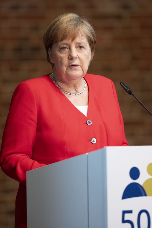 „Die Welt im Gepäck“- Tag der zurückgekehrten Fachkräfte
aus dem Entwicklungsdienst und Zivilen Friedensdienst anlässlich des 50-jährigen Jubiläums des Entwicklungshelfer-Gesetzes „Die Welt im Gepäck“- Tag der zurückgekehrten Fachkräfte
aus dem Entwicklungsdienst und Zivilen Friedensdienst anlässlich des 50-jährigen Jubiläums des Entwicklungshelfer-Gesetzes