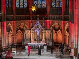 Sabine Junge und Pfarrerin Füllkrug-Weitzel stehen in der Kirche.