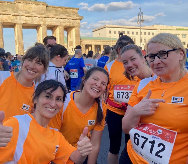Läuferinnen vor dem Brandenburger Tor