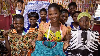 Opportunities Industrialization Centers OICG; Kumasi; Ghana; Afrika; Felicia Amponsah (M.), Schneidermeisterin in Kumasi hat ihre eigene Schneiderei aufgebaut und beschaeftigt mehrere Schneiderinnen, die an ihren Naehmaschinen bestellte Kleider naehen. Felicia arbeitet mit Opportunities Industrialization Centers OICG zusammen. (c) 2013 Frank Schultze / Zeitenspiegel