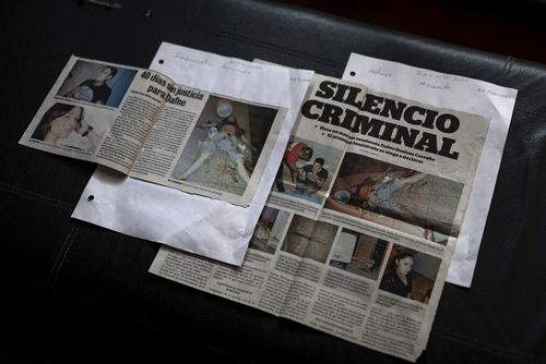 Oaxaca, Mexiko, 20.11.2025: Zeitungsausschnitte aus dem Archiv von Consorcio Oaxaca zeigen die damalige Berichterstattung über den Fall der ermordeten Tochter von Zoila Bengochea, 61. Am 9. April 2013 wurde die damals 21-jährige Dafne Denisse Carreño in Oaxaca von ihrem ehemaligen Freund mit Messerstichen ermordet. Der Mord an Dafne Carrillo war der erste in Oaxaca, bei dem der Straftatbestand des Feminizids angewendet wurde.
