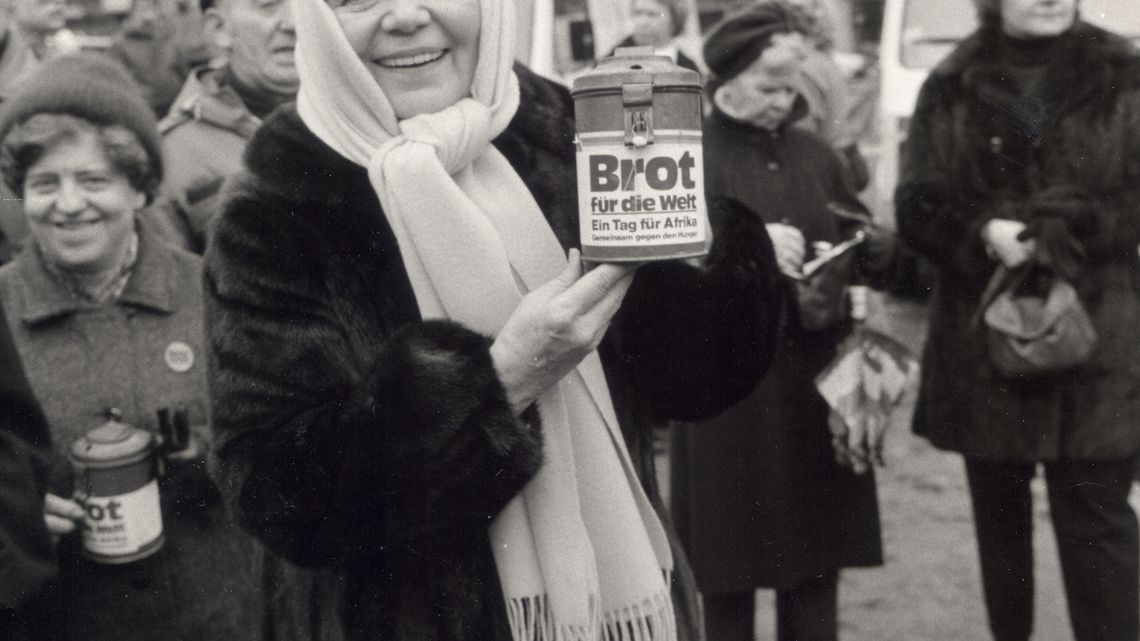 Text auf Rückseite vom original Fotoabzug:Aktion 1985, S.10/18, Afrikatag, Heidi Kabel sammelte für Afrika, J`ber. 88, 63.3, Tonderw 3, 2 Hamburg 70, honorarpflichtig BfdW              Andeas Trampe, Tel. 040 488773 (?)Deutsch Bank Kto. Nr. 200700000