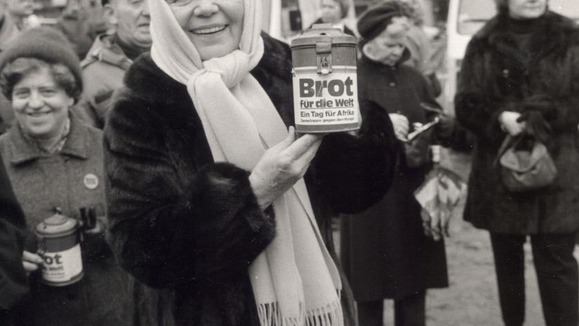 Text auf Rückseite vom original Fotoabzug:Aktion 1985, S.10/18, Afrikatag, Heidi Kabel sammelte für Afrika, J`ber. 88, 63.3, Tonderw 3, 2 Hamburg 70, honorarpflichtig BfdW              Andeas Trampe, Tel. 040 488773 (?)Deutsch Bank Kto. Nr. 200700000