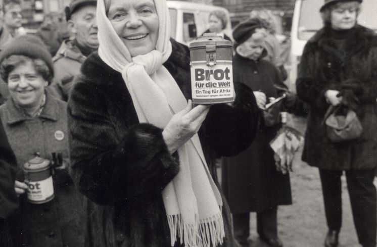 Foto: Andreas Trampe Text auf Rückseite vom original Fotoabzug:Aktion 1985, S.10/18, Afrikatag, Heidi Kabel sammelte für Afrika, J`ber. 88, 63.3, Tonderw 3, 2 Hamburg 70, honorarpflichtig BfdW Andeas Trampe, Tel. 040 488773 (?)Deutsch Bank Kto. Nr. 200700000