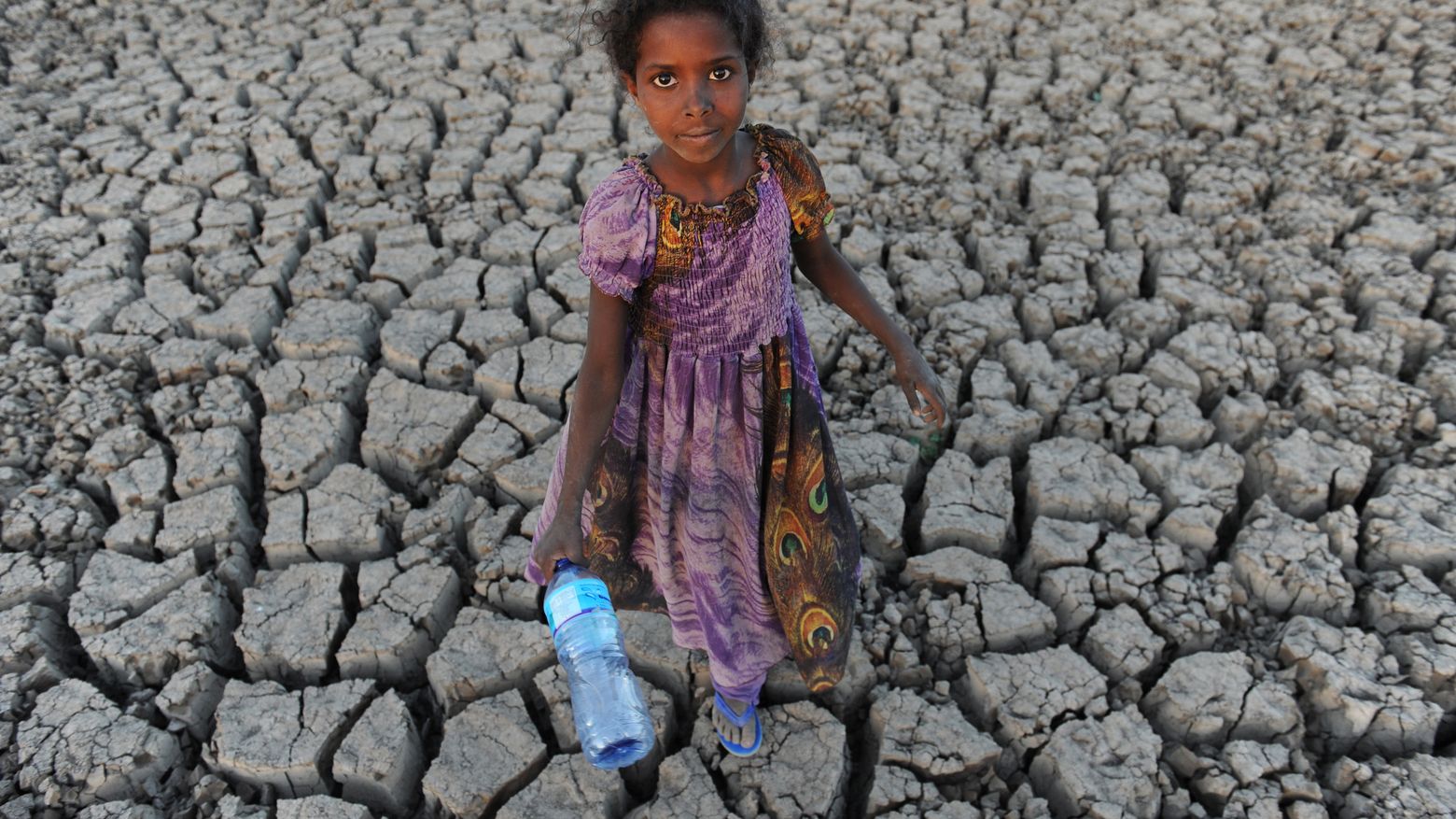 Mädchen in ausgetrocknetem Flussbett in Äthiopien