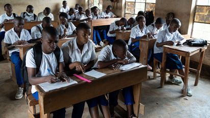 Klassenraum der Secondary School des Instituts Namurhera, DR Kongo
