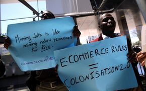 Partner von Brot für die Welt protestieren auf der WTO-Ministerkonferenz in Buenos Aires. Sie fürchten einen neuen, digitalen Kolonialismus.