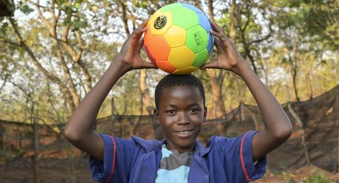 Junge in Malawi spielt mit fair gehandeltem Fußball von GEPA