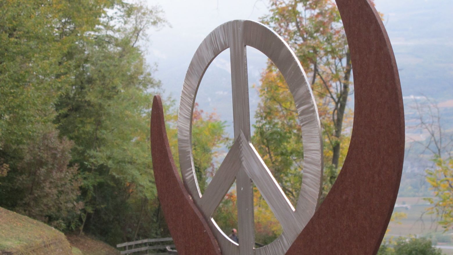 Eiserne Skulptur mit Friedenssymbol, Friedenszentrum Rovereto, Italien