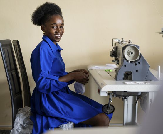 Junge Frauen lernen im Jugendzentrum von Mwana Pwo in Saurimo nähen, so dass sie durch diese Fähigkeiten in der Zukunft Geld verdienen können. Bereits jetzt fertigen sie wiederverwendbare Monatsbinden an, die sie an Mädchen im Dorf und der Stadt verteilen.Projektpartner: Mwana Pwo