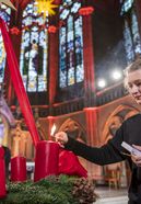 Eröffnung der 62. Spendenaktion „Kindern Zukunft schenken“ in der Gedächtniskirche der Protestation in Speyer.Foto: Mara Neumayer (19) vom Evangelischen Trifels Gymnasium in Anweiler zündet die Advendskirche an (Szene nachgestellt).