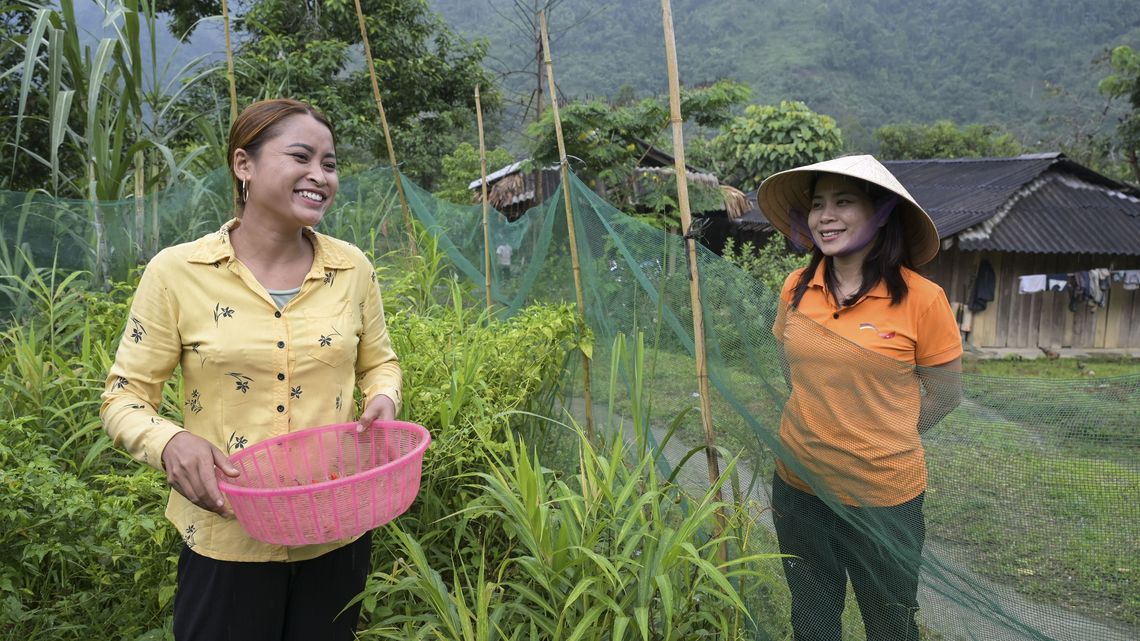 Ton Hoang Thi, 30 Jahre, Kleinbäuerin, seit 2018 im Projekt, in ihrem Gemüsegarten am Haus, mit Thuy Tran Thi Thanh (42), Stellvertretende Vorsitzende der Yen Bai Women's Union (YBWU) und Leiterin der Projektmanagementgruppe.