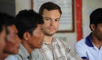Adrian Stäger works as a specialist for the partner organisation "Centre d'Etude et de Développement Agricole Cambodgien". He meets members of the savings group Mohasammary. (Photo: Christof Krackhardt)