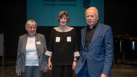 Angela Kane (Mitte), Dagmar Freudenberg und Jürgen Trittin; Preisverleihung 9.3.2024