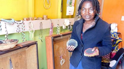 Frau zeigt handgemachten Schmuck