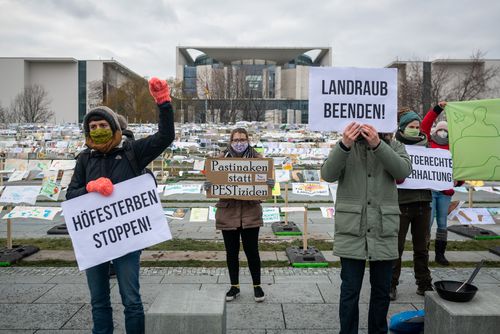 Demonstration "Aktion Fußabdruck" vor dem Bundeskanzleramt in Berlin Demonstration "Aktion Fußabdruck" vor dem Bundeskanzleramt in Berlin