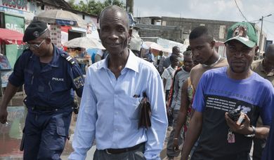 Afrika, Demokratische Republik Kongo, DRK, Hauptstadt, Kinshasa, Dritte Welt, Armut, Armutsviertel, Slum, Slumviertel, Elend, Elendsviertel, Getto, Kloake, Morast, Dreck, Schlamm, Verschlammt, Bezirksbuergermeister, Funktinär, Funktionaer, Würdenträger, Wuerdentraeger, Bodyguard, Leibwache, Personenschutz, Mann, Männer, Maenner, LIFDED
