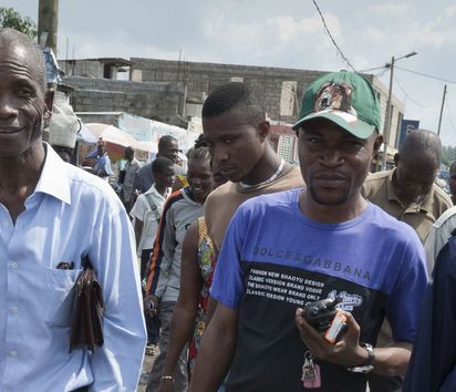 Afrika, Demokratische Republik Kongo, DRK, Hauptstadt, Kinshasa, Dritte Welt, Armut, Armutsviertel, Slum, Slumviertel, Elend, Elendsviertel, Getto, Kloake, Morast, Dreck, Schlamm, Verschlammt, Bezirksbuergermeister, Funktinär, Funktionaer, Würdenträger, Wuerdentraeger, Bodyguard, Leibwache, Personenschutz, Mann, Männer, Maenner, LIFDED
