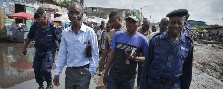 Afrika, Demokratische Republik Kongo, DRK, Hauptstadt, Kinshasa, Dritte Welt, Armut, Armutsviertel, Slum, Slumviertel, Elend, Elendsviertel, Getto, Kloake, Morast, Dreck, Schlamm, Verschlammt, Bezirksbuergermeister, Funktinär, Funktionaer, Würdenträger, Wuerdentraeger, Bodyguard, Leibwache, Personenschutz, Mann, Männer, Maenner, LIFDED