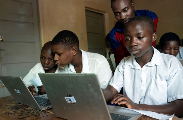 Die Laptops ermöglichen es Bien Aimé, endlich, ins Internet zu gehen – das Tor zur Welt.