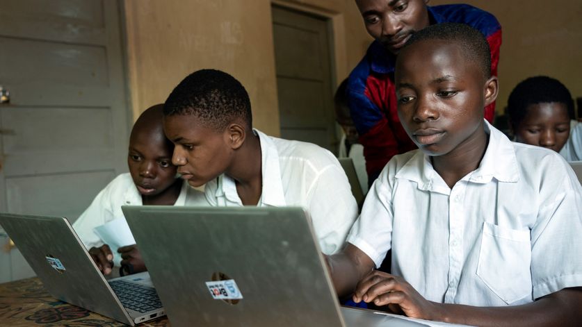 Die Laptops ermöglichen es Bien Aimé, endlich, ins Internet zu gehen – das Tor zur Welt.