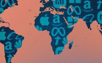 eine Weltkarte projiziert die Logos der großen Tech-Konzerne wie Apple, Meta, Amazon auf die Kontinente