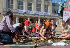 Kunstaktion vorm Deutschen Nationaltheater