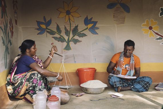 Lagerung von Reis in Rokkhagola. Jede Familie bringt jede Woche ein Kilo Reis zur Abgabe in das Rokkhagola-System.Projektpartner:  CCBVO - Centre for Capacity Building of Voluntary Organization