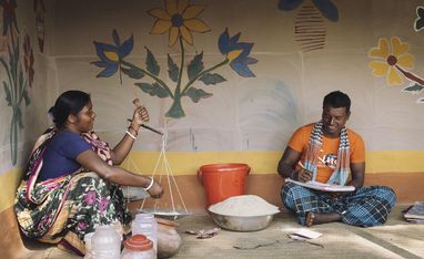 Lagerung von Reis in Rokkhagola. Jede Familie bringt jede Woche ein Kilo Reis zur Abgabe in das Rokkhagola-System.Projektpartner:  CCBVO - Centre for Capacity Building of Voluntary Organization