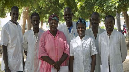 Gruppenfoto von einem Team von Ärzten, Hebamme und Pflegerin