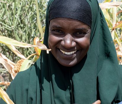 Landwirtin Muslima Aden auf ihrem Feld 