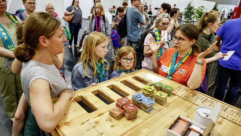 Ökologischer Fussabdruck Messestand von Brot für die Welt auf dem Messegelände, beim Kirchentag 2023 in Nürnberg. Hier können sich die Besucher über ihr nachhaltiges Verhalten informieren.