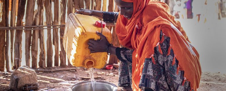 Fatuma Abdullhai (35) kocht Wasser für Tee in ihrem Haus in Tarama im Nordosten Kenias.Projektpartner: Rural Agency for Community Development and Assistance (RACIDA)