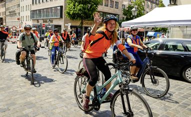 Gruppe von Fahrradfahrenden bei der „Brot für die Welt“ Fahrradtour 