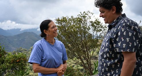Martha Cecilia im Gespräch mit Jharry Martínez, Verantwortlicher des Programms "Paz y Reconciliación" der NGO Conciudadanía