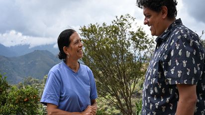Martha Berrío im Gespräch mit Jharry Martínez, Projektverantwortlicher von Conciudadanía