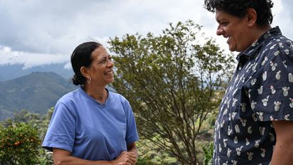 Martha Berrío im Gespräch mit Jharry Martínez, Projektverantwortlicher von Conciudadanía