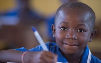Amara Sesay, Schüler der dritten Klasse aus einem kleinen Dorf in Sierra Leone.