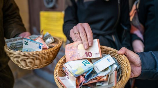 Menschen spenden Geld für guten Zweck