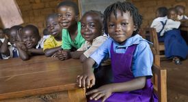 Afrika, Westafrika, Kamerun, CBCHS, Baptist, Baptistisch, Gesundheit, Gesundheitsversorgung, Gesundheitszentrum, Gesundheitsstation, Patient, Patientin, Vorsorgeuntersuchung, Vorsorge, Kindergarten, Impfen, Impfung, Poliomyelitis, Polio, Kinderlaehmung, Maedchen, Kindergarten, Mädchen, Kinderlähmung