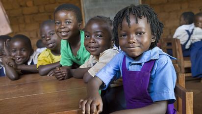 Afrika, Westafrika, Kamerun, CBCHS, Baptist, Baptistisch, Gesundheit, Gesundheitsversorgung, Gesundheitszentrum, Gesundheitsstation, Patient, Patientin, Vorsorgeuntersuchung, Vorsorge, Kindergarten, Impfen, Impfung, Poliomyelitis, Polio, Kinderlaehmung, Maedchen, Kindergarten, Mädchen, Kinderlähmung