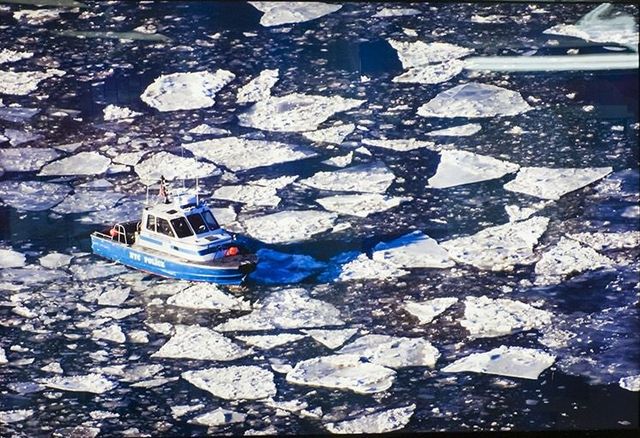 Polizeiboot im halb vereisten Hudson River