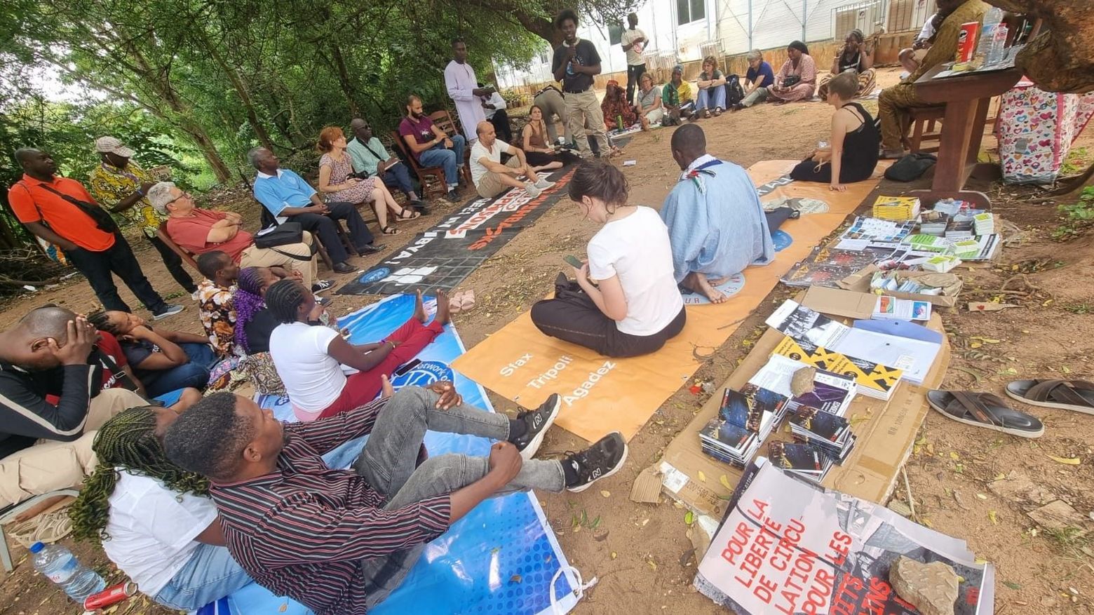 Diskussionen in der Migration Village