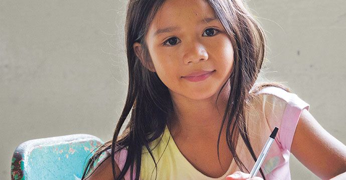Kindern Zukunft schenken! Unter diesem Motto findet die 62. Aktion statt, die traditionell am 1. Advent eröffnet wird. Weltweit müssen rund 152 Millionen Mädchen und Jungen Kinderarbeit leisten – fast jedes zehnte Kind im Alter zwischen fünf und 17 Jahren. Brot für die Welt setzt sich gemeinsam mit unseren Partnern gegen Ausbeutung ein. Foto: Rowena Pama (11) geht in die vierte Klasse . Doch leider nicht jeden Tag: Manchmal muss sie zu Hause bleiben, um auf ihre Geschwister aufzupassen. Oder um ihrer Mutter bei deren Arbeit zu helfen.Die Projektorganisation Quidan Kaisahan setzt sich dafür ein, dass Kinder in die Schule gehen statt zu arbeiten.