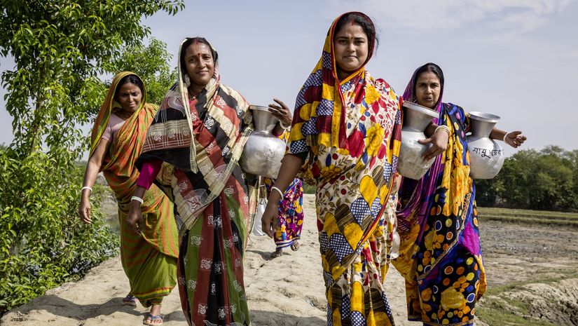 Gruppe von Frauen läuft am Rand der Reisfelder