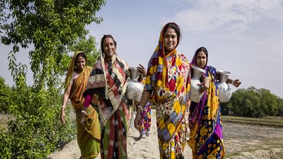 Gruppe von Frauen läuft am Rand der Reisfelder