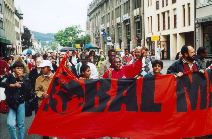 Text auf Rückseite vom original Fotoabzug:Global March, Frieburg Mai 1998